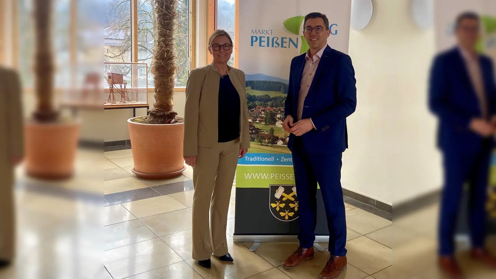 Ulrike Sommer (Vorsitzende der Geschäftsführung der Agentur für Arbeit Weilheim), Frank Zellner (Erster Bürgermeister Markt Peißenberg) im Rathaus (Foto: Markt Peißenberg)