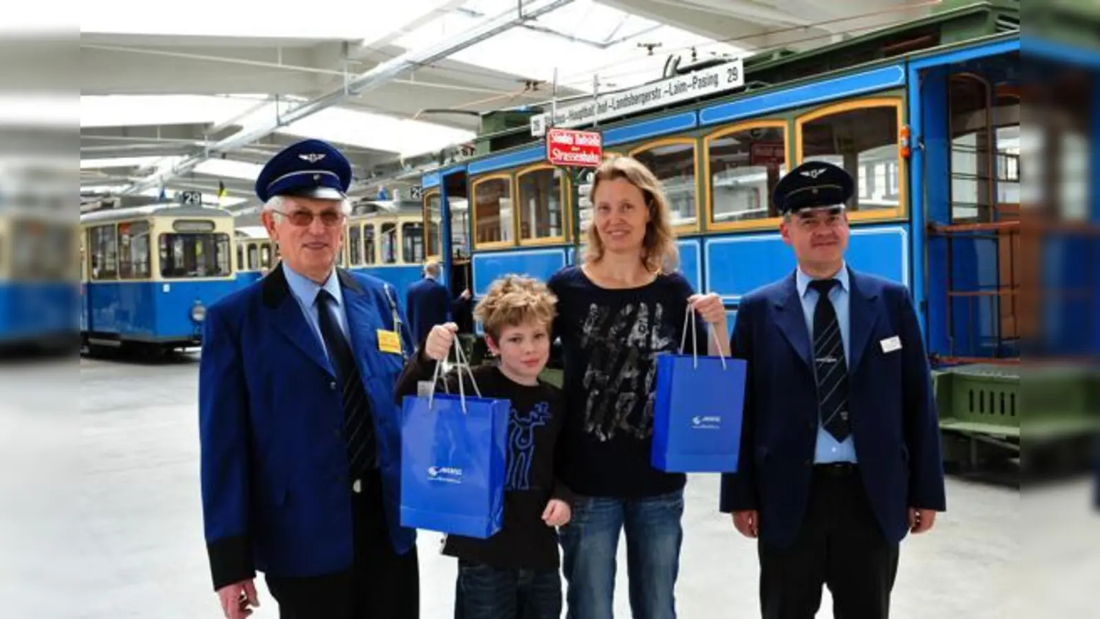 Reich beschenkt! Maximilian Gebert wurde als 100.000 Besucher des MVG-Museum in München mit seiner Mutter Carola geehrt und beschenkt! 	 (Foto: MVG)
