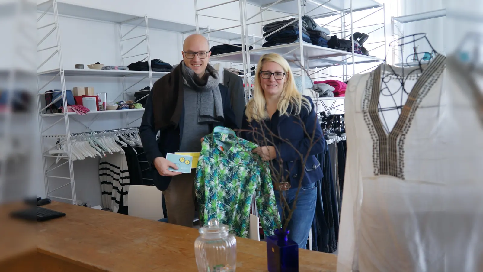 Der Leiter der Nachbarschaftshilfe Grünwald, Tobias Sicheneder mit Astrid Wittig vom Team des Secondhandladens, einem der vielen erfolgreichen Projekte der sozialen Organisation. (Foto: hw)