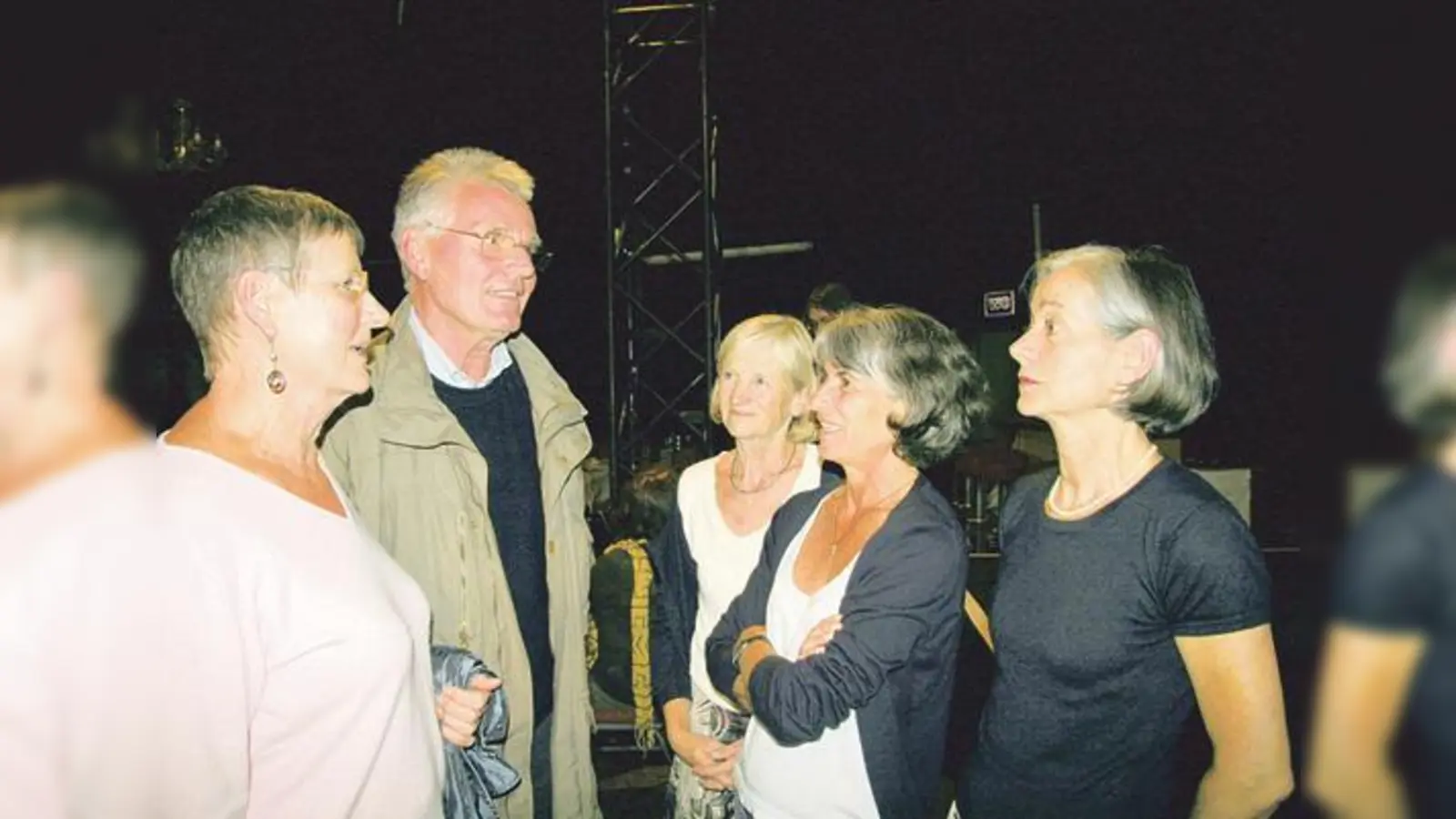 Nach dem Konzert im Schlosszelt nahmen sich Burgi, Moni und Bärbi (v.r.) Zeit für einen Plausch mit den Stockhausens.  (Foto: us)