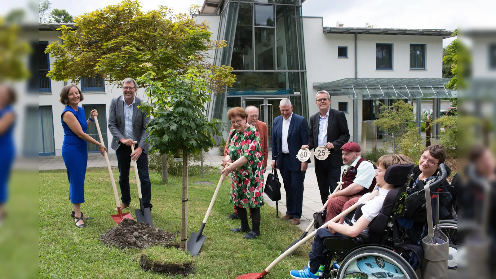 Baumpflanzaktion zum Jubiläum (von links): Konstanze Riedmüller (LVKM-Vorsitzende), Michael Becking (Leiter Wartaweil), Barbara Stamm (Landtagspräsidentin a.D.), Hans Schöbel (Ehrenvorsitzender LVKM), Prof. Florian Heinen (Ärztlicher Direktor iSPZ Hauner), Rainer Salz (Geschäftsführer LVKM), Holger Kiesel (Behindertenbeauftragter Bayern), Johannes Oswaldt sowie Katharina Müller (BVKM Clubs und Gruppen).<br> (Foto: Schullandheim Wartaweil)