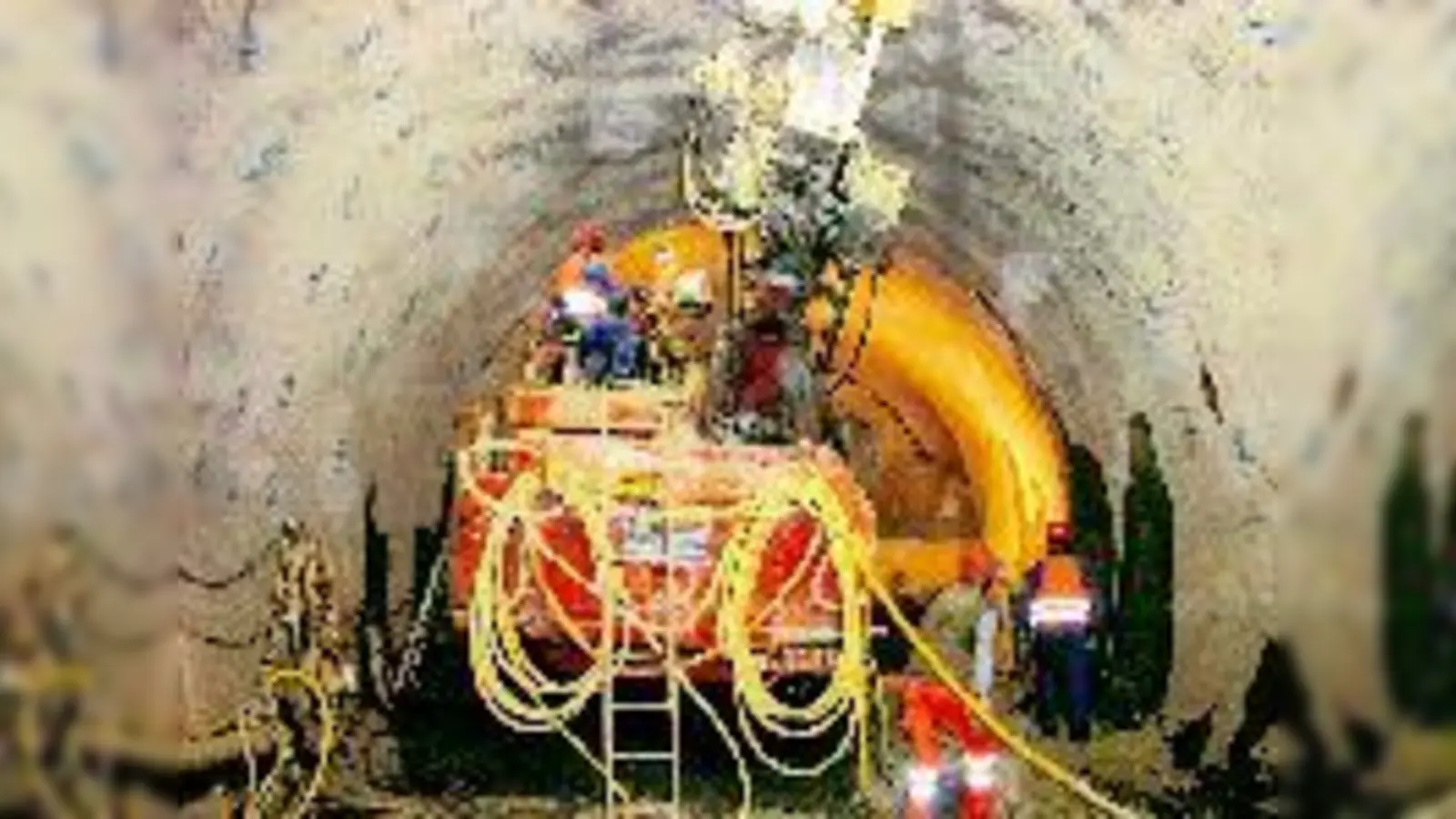 Claudia wächst: Unter Tage geht der Ausbau der Tunnels rund um die Uhr voran. Unterhalb der Pressestadt bietet ein Rohrschirm zusätzlichen Schutz.	 (Foto: rme)