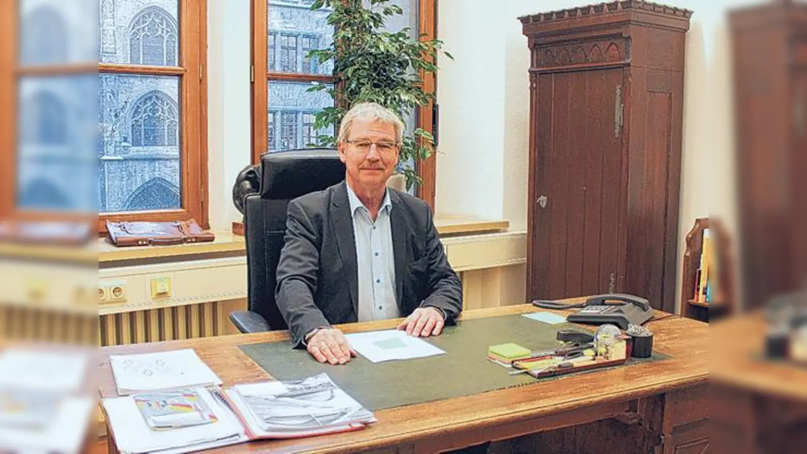 Alexander Reissl an seinem Arbeitsplatz im Rathaus.	 (Foto: sb)
