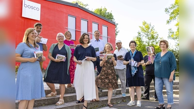 Die neue Theaterforum-Chefin Barbara Schulte (5.v.l.) und Bürgermeisterin Brigitte Kössinger (3.v.r.) mit dem gesamten Theaterforum-Team vor dem bosco.  (Foto: Jakob Klinger)