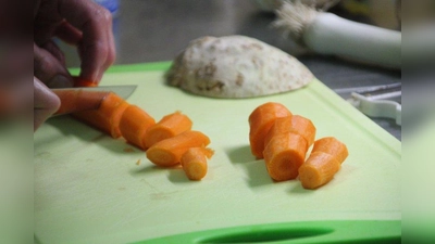 Grobe Stücke bevorzugt die Köchin in der Suppe. (Foto: Huss-Weber)