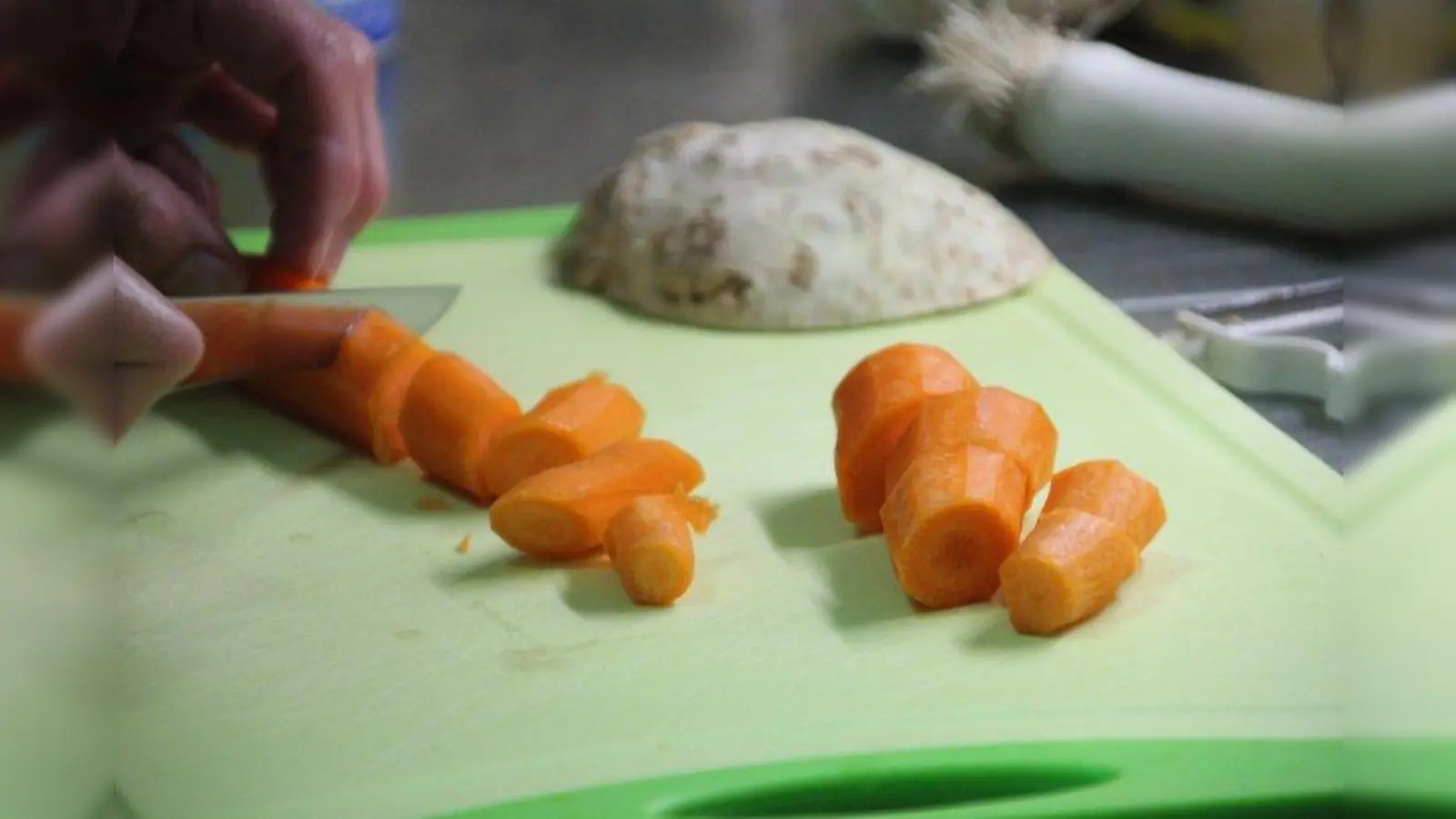 Grobe Stücke bevorzugt die Köchin in der Suppe. (Foto: Huss-Weber)