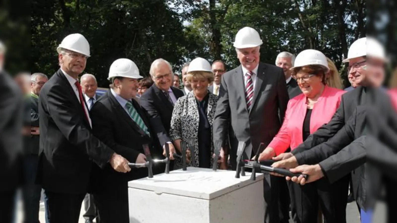 Der Grundstein ist ein Meilenstein: Den Bau des Sudetendeutschen Museums in Haidhausen finanzieren Freistaat und der Bund mit zusammen 30 Millionen Euro.	 (Foto: M. Santifaller)