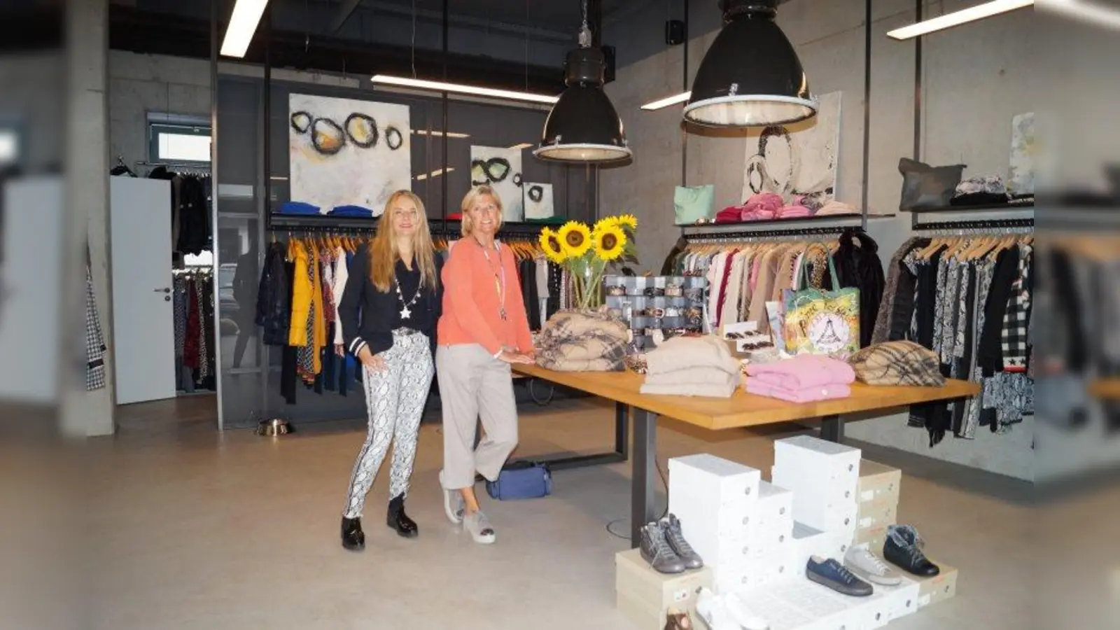 Caroline Gebhardt (l.) und Herta Paul vom Modegeschäft „Moda Carina” wissen, was den Germeringerinnen gefällt. (Foto: pst)