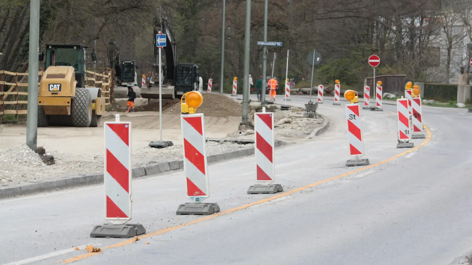 Bis kurz vor Weihnachten dürften sich die Bauarbeiten an der Wolfratshauser Straße hinziehen. (Foto: job)