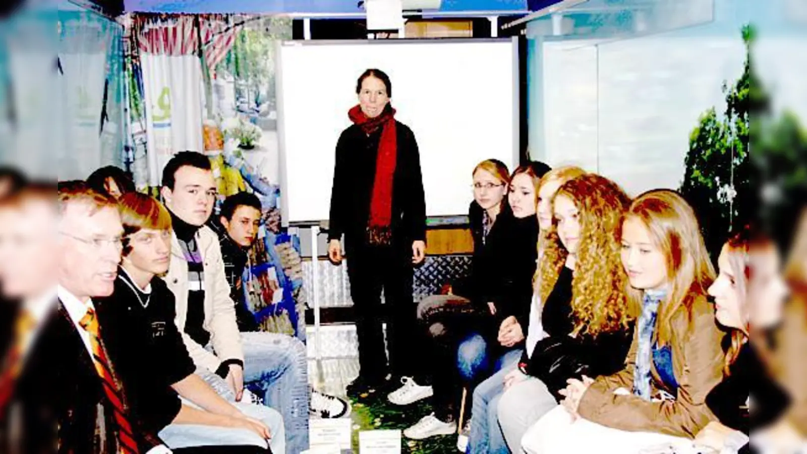 Im Info-Bus konfrontieren die Schüler der Willy-Brandt-Gesamtschule den Bundestagsabgeordneten Johannes Singhammer (li.) mit kritischen Fragen.	 (Foto: ws)