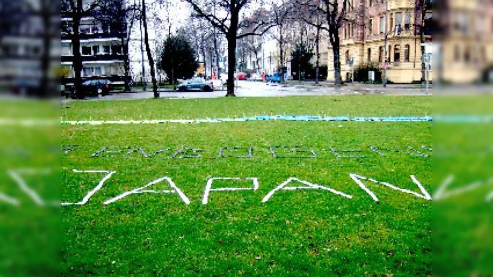 Schüler des Theresiengymnasiums haben Bilder am Kaiser-Ludwig-Platz aufgestellt für »ein gutes Ende der Geschichte in Japan«. 	 (Foto: Schule)
