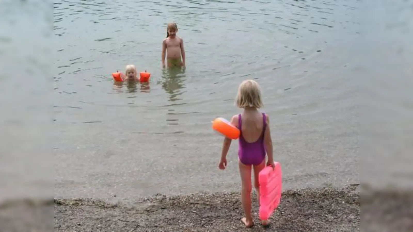 Noch empfindlich kalt aber trotzdem verlockend - der Karlsfelder See. (Foto: ar)
