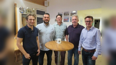 Die neugewählte Vorstandschaft des Fußballfördervereins „Schwarz-Weiß“: Gerhard Bertl, Volkan Tanis, Stefan Kreitmair, Klaus Feistl und Thomas Bierling (von links). (Foto: Fußballförderverein „Schwarz-Weiß“)