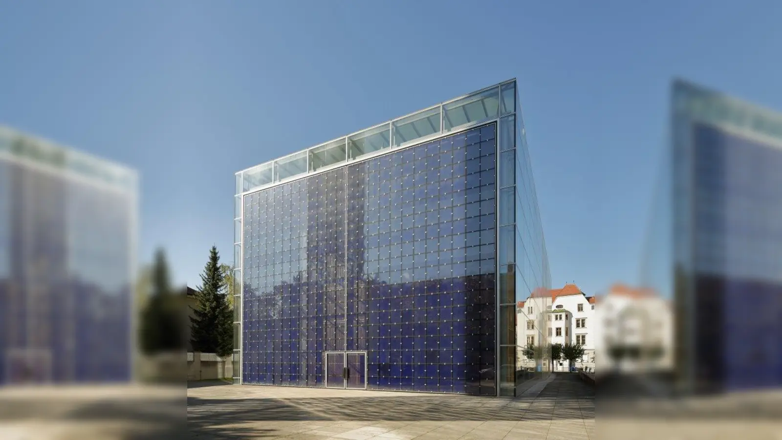 Zu großen Festen wird die ganze Vorderseite der Herz-Jesu-Kirche, die aus riesigen blauen Portalen besteht, geöffnet. (Foto: Martin Falbisoner)