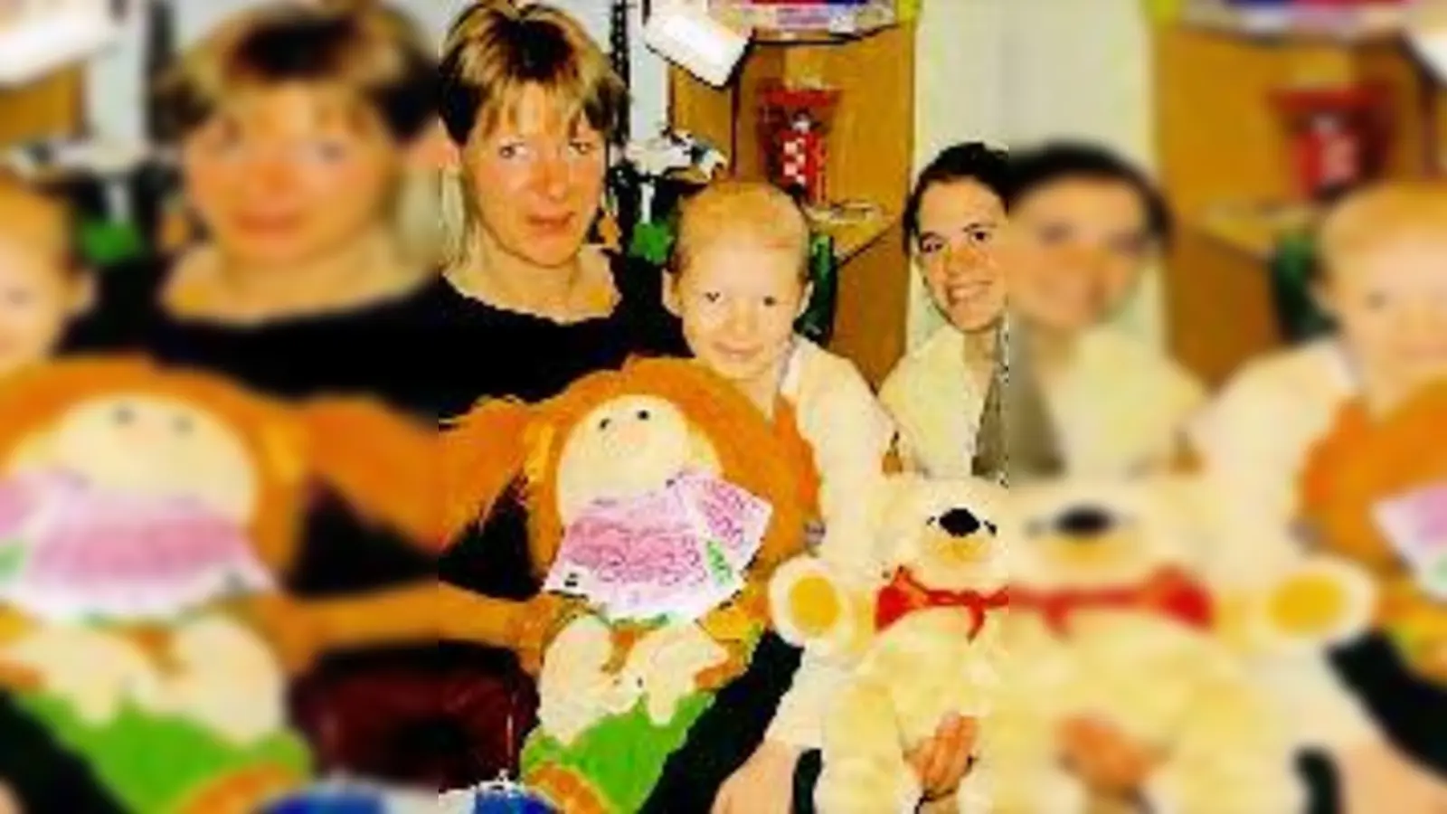 Glücklich über die Spende: Mama von Miriam, Stationsmaskotchen Lucy mit der Spende, Krebspatientin Miriam, Praktikantin Barbara, Herbert Weichmann (v.l.).	 (Foto: Privat)
