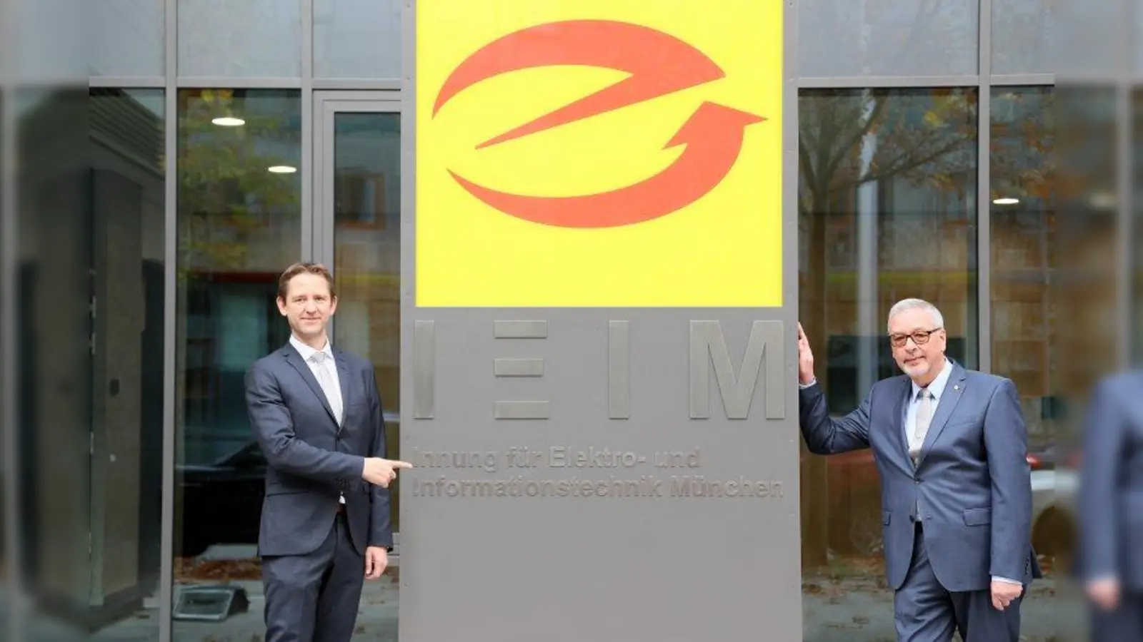 Obermeister Anton Berchtold (rechts) und Geschäftsführer Dr. Matthias Schönberger präsentieren stolz das neue Bildungszentrum der IEIM. (Foto: Innung)