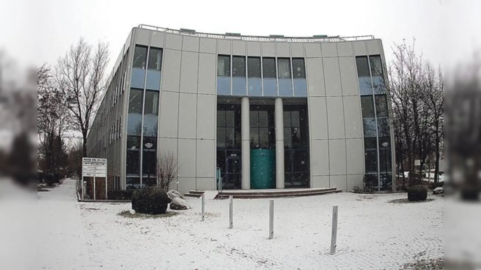 Ablehnung durch alle Fraktionen: Geschockt reagiert der BA Ramersdorf-Perlach auf Pläne eines Investors, an der Hofer Str. 21 bis 25 in einem derzeit leerstehenden Gebäude nach einem Umbau ein Boarding House für 1.100 Arbeiter zu schaffen.  (F.: RedN)