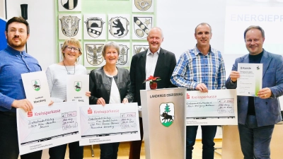 Mihai-Alexandru Ionescu, Susanne Obermaier, Barbara Liebich (beide TCZ), Augustinus Meusel (Wirtschaftsförderer des LK), Wolfgang Holzbauer und Landrat Robert Niedergesäß bei der Preisverleihung. (Foto: Landratsamt Ebersberg)