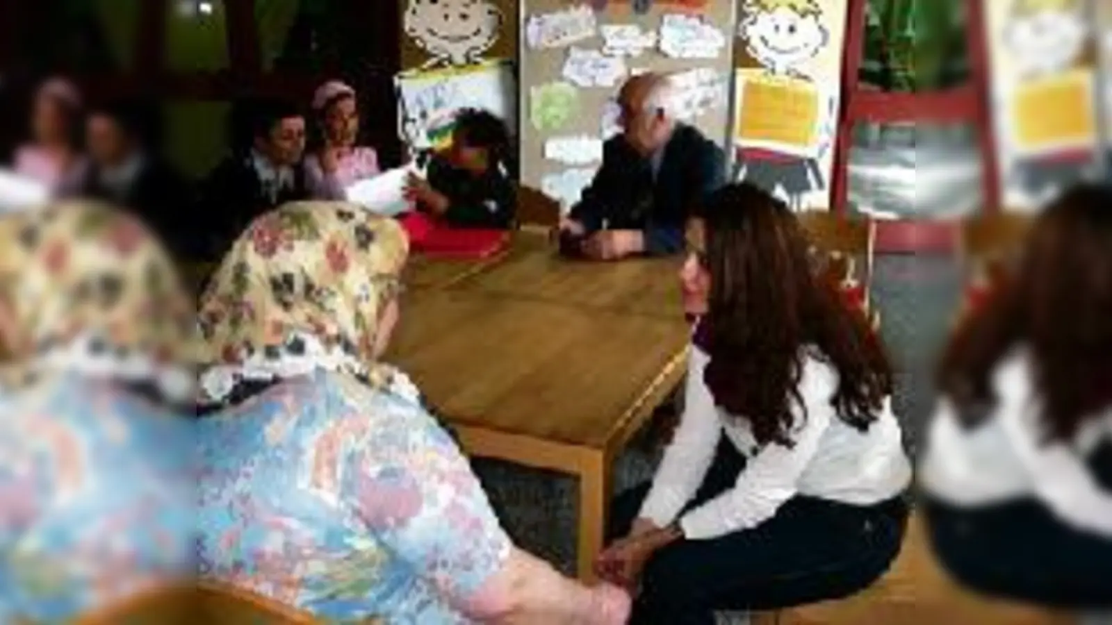 Derya Bozaba (rechts) von der AWO war eine gefragte Ansprechpartnerin.	 (Foto: Schule)