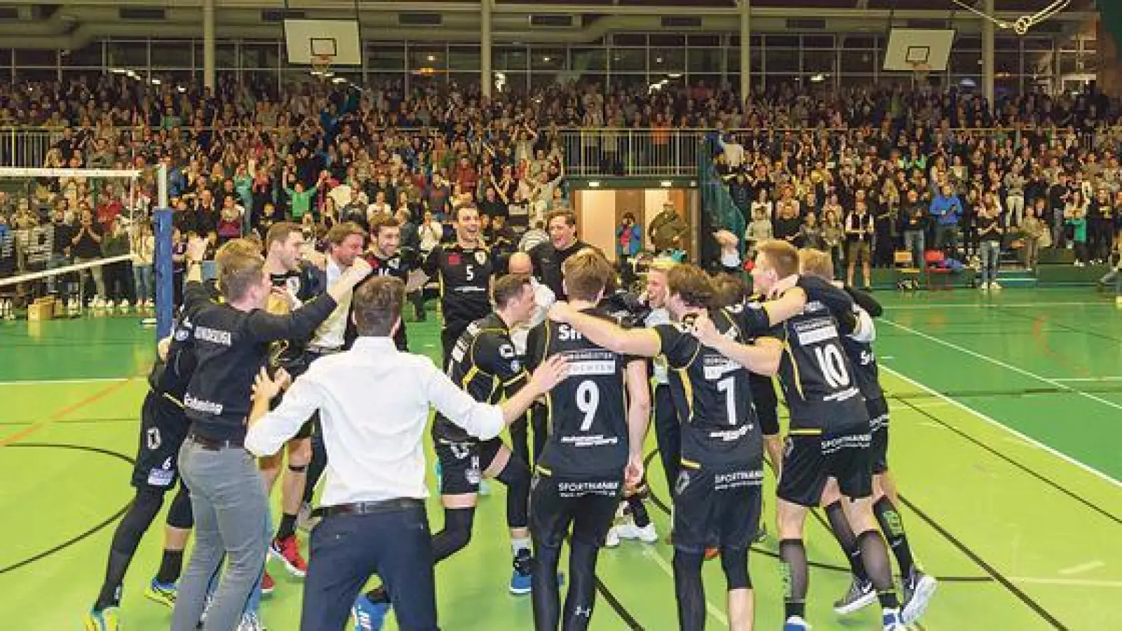 Vor 800 Fans in der restlos ausverkauften Jahnsporthalle konnte der TSV Grafing sensationell die Meisterschaft der Zweiten Volleyballbundesliga feiern.	 (Foto: Marc Geisler)