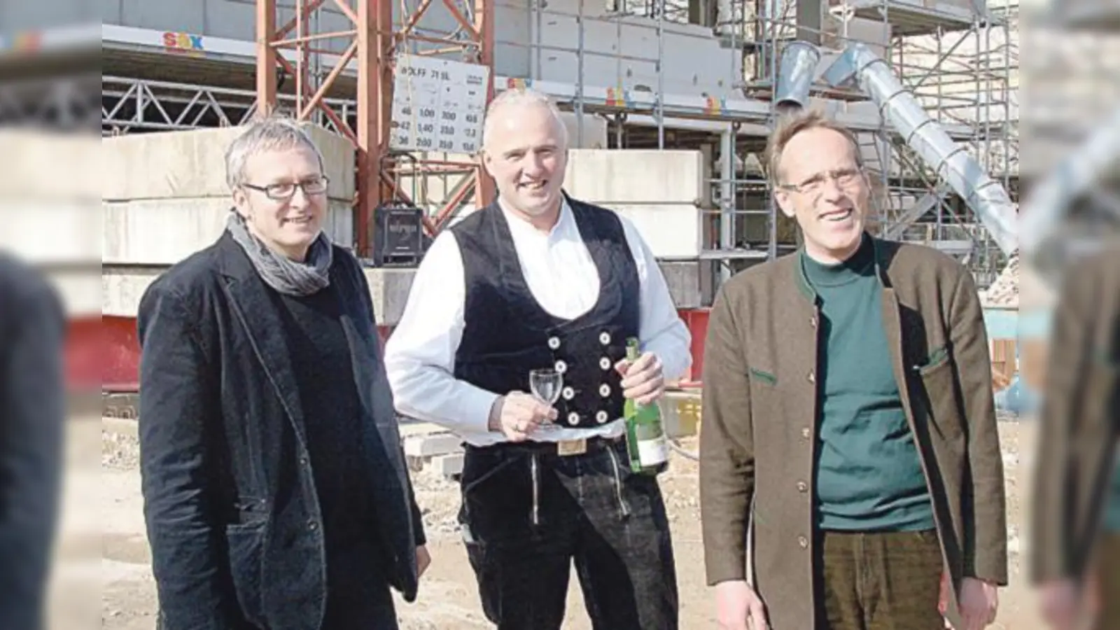 Architekt Franz Balda, Zimmerer Hans Gruber und Bürgermeister Stefan Straßmair wünschten dem Schulhausbau viel Glück.  (Foto: Ka)