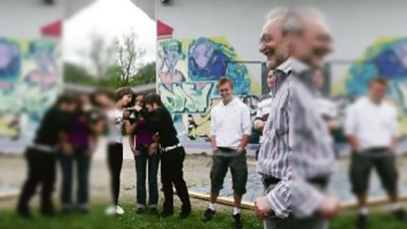 Mehr als nur eine organisatorische Herausforderung: VHS-Leiter Becke (r.) beim Fotokurs im Jugendcamp.  (Foto: VA)