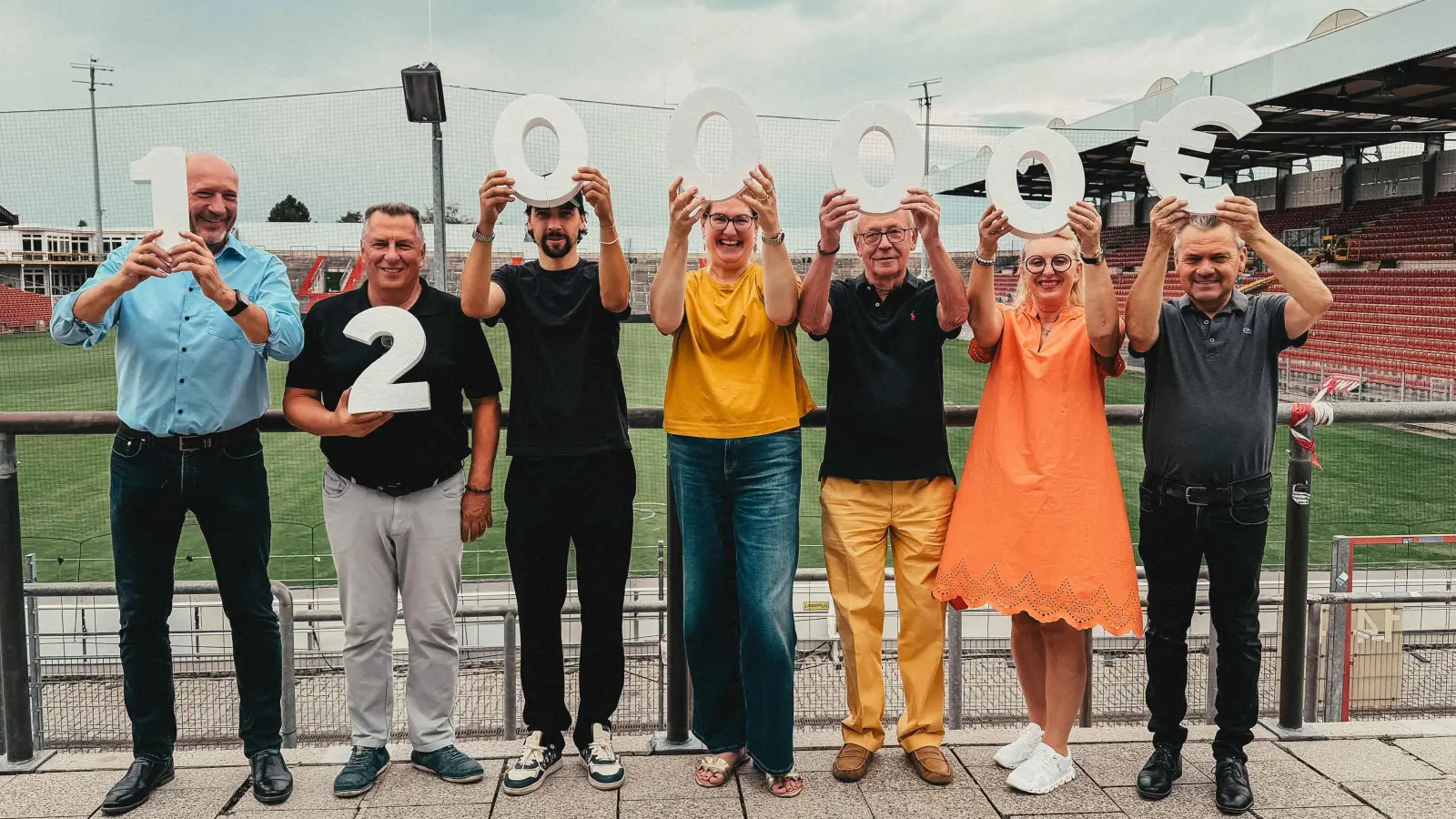 Engagieren sich gemeinsam gegen Altersarmut (von links): Martin Rötzer (Finanzvorstand Otto-und-Therese-Stumpf-Stiftung), Peter Wagstyl (Haching schaut hin), Markus Schwabl (Sportdirektor SpVgg Unterhaching), Ines Weinzierl (Lichtblick Seniorenhilfe), Lichtblick-Senior Josef K., Jelica Komljenovic (Lichtblick Seniorenhilfe) und Manfred Schwabl (Präsident SpVgg Unterhaching). (Foto: Lichtblick Seniorenhilfe e.V)