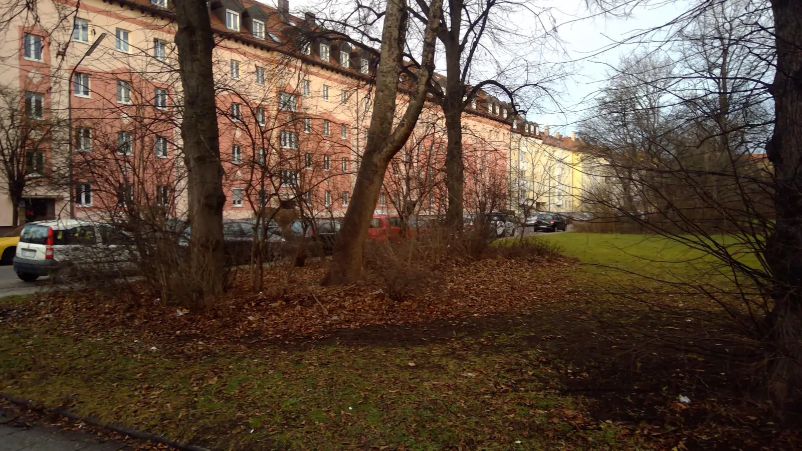 Bisher alles andere als schön: Die Grünflächen am Scharfreiterplatz und Hohenschwangauplatz sollen bis Ende des Jahres aufgewertet werden. (Foto: bs)