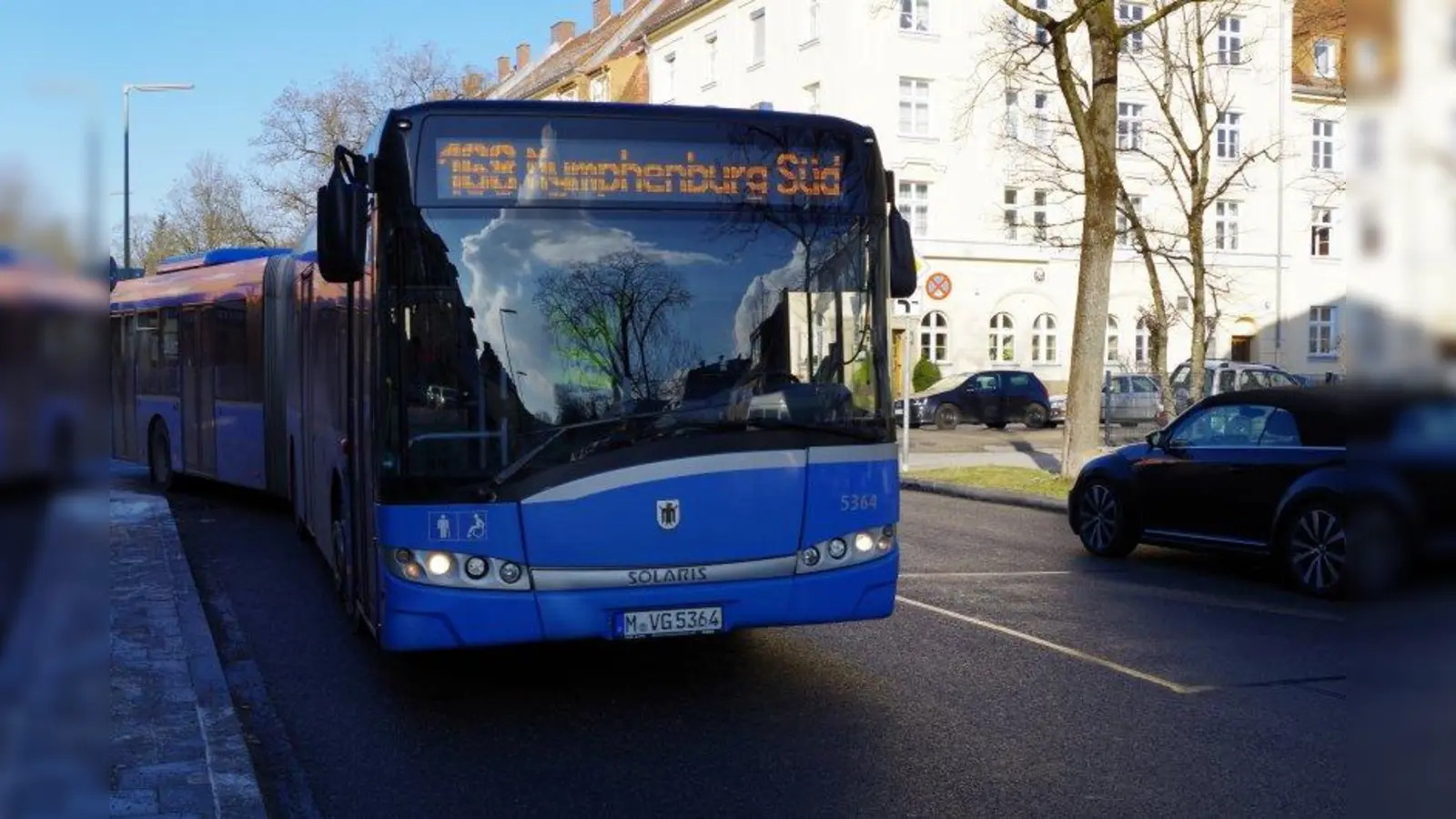 Der 168er Richtung Nymphenburg Süd hält jetzt in der Aindorferstraße. (Foto: kö)