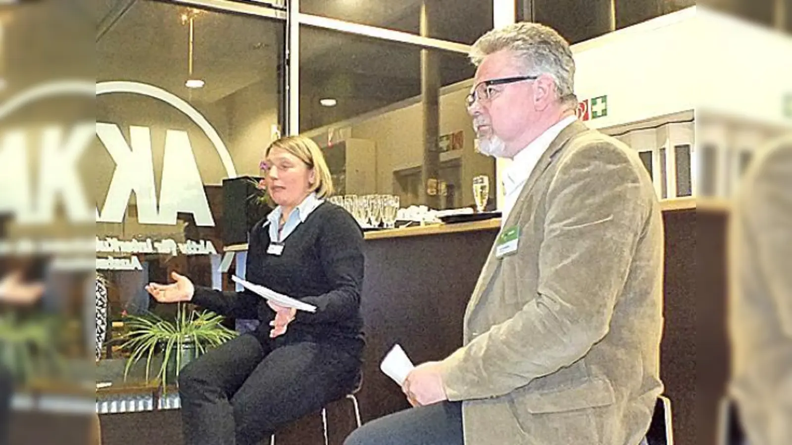 Dialoggespräch zu den Projekten und Leistungen der Jungen Arbeit Neuperlach: Sigirid Möbs, Leiterin Junge Arbeit Neuperlach, Kurt Damaschke, Vorsitzender des Fördervereins. 	 (Foto: privat)