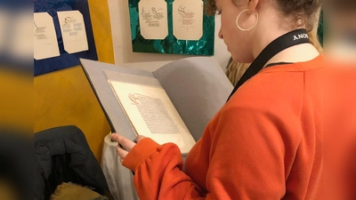 Kunstvolle Kalligrafie präsentiert die Ausstellung „Lyrik & Letters“ im Giesinger Mini-Musem für Poesie. (Foto: VA)