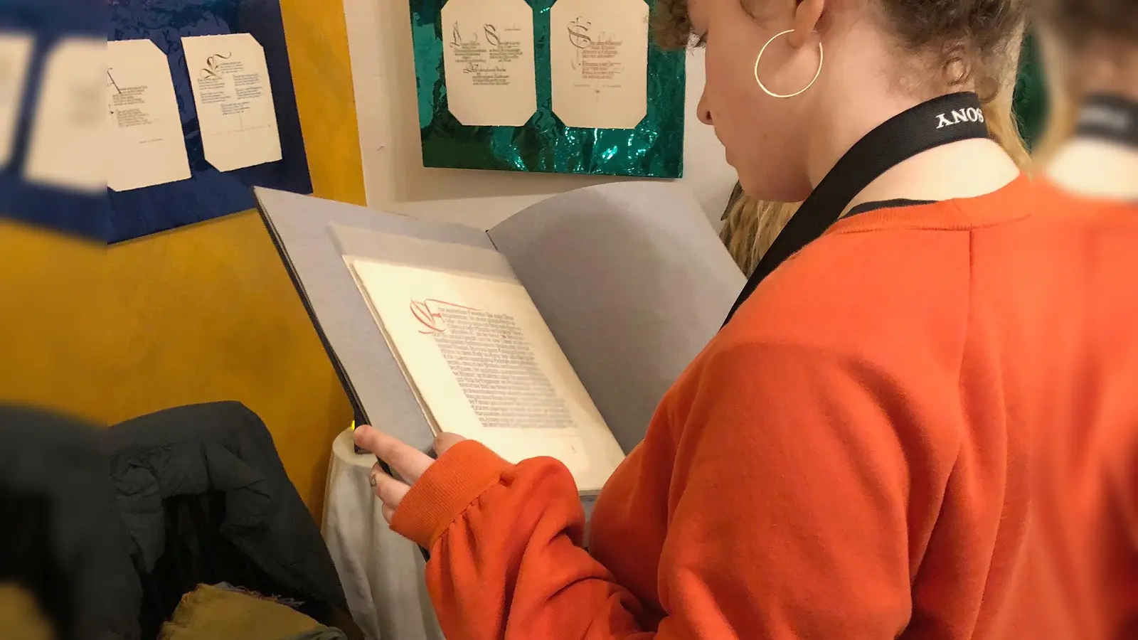 Kunstvolle Kalligrafie präsentiert die Ausstellung „Lyrik & Letters“ im Giesinger Mini-Musem für Poesie. (Foto: VA)