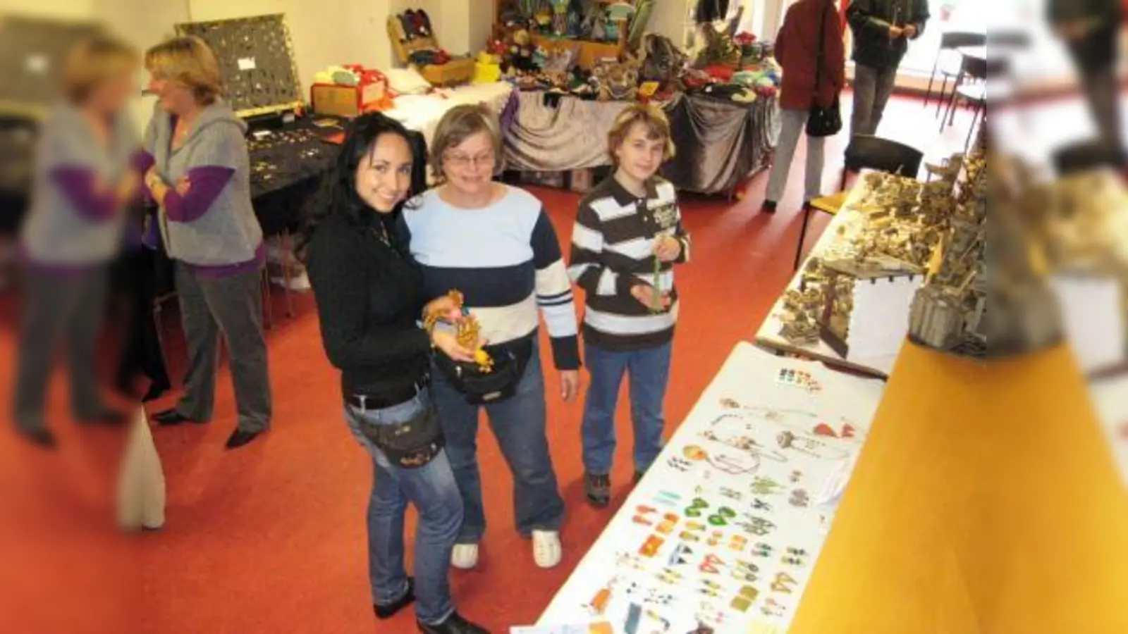 Auch das Neuaubinger SOS-Mütter- und Kindertageszentrum hat am vergangenen Samstag zum Künstlermarkt eingeladen. Die Ausstellerinnen boten die unterschiedlichsten Dinge an: Von Gemälden bis gestrickten Babyschühchen, von Handtaschen aus Leder bis zum Schmuck mit echten Steinen –  hier zeigt die gebürtige Kolumbianerin Marcela Fritsche (links) selbst hergestellte, traditionelle Glücksbringer aus ihrem Heimatland. (Foto: pi)