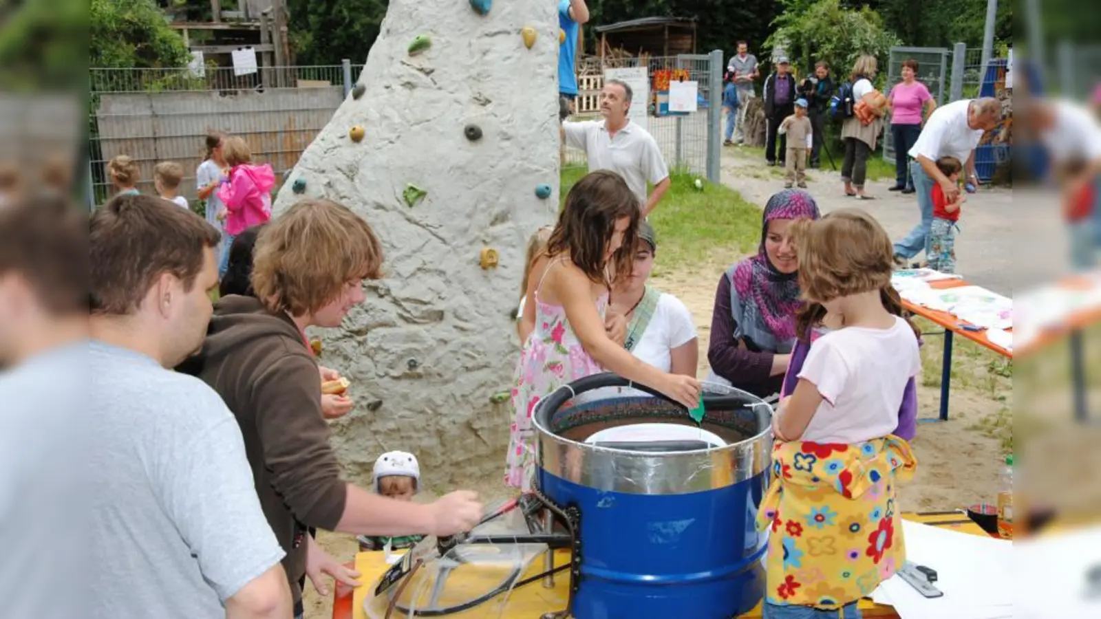 Richtig viel los war beim Eröffnungsfest: Während die einen den Aufstieg am Kletterfels probierten, gestalteten andere Kinder mit der Farbschleuder ihr T-Shirt schön bunt. (Foto: Eva Schraft)