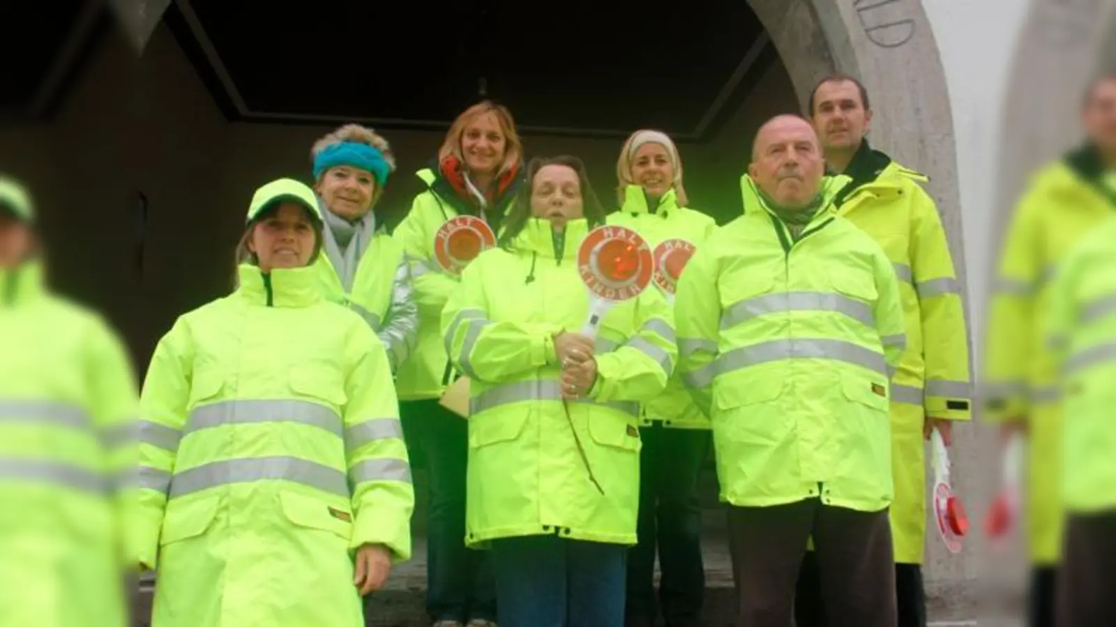 Schulweghelfer erfüllen eine wichtige Aufgabe. Aktuell sucht die Stadt München wieder 30 Helfer.	 (Foto: Archiv)