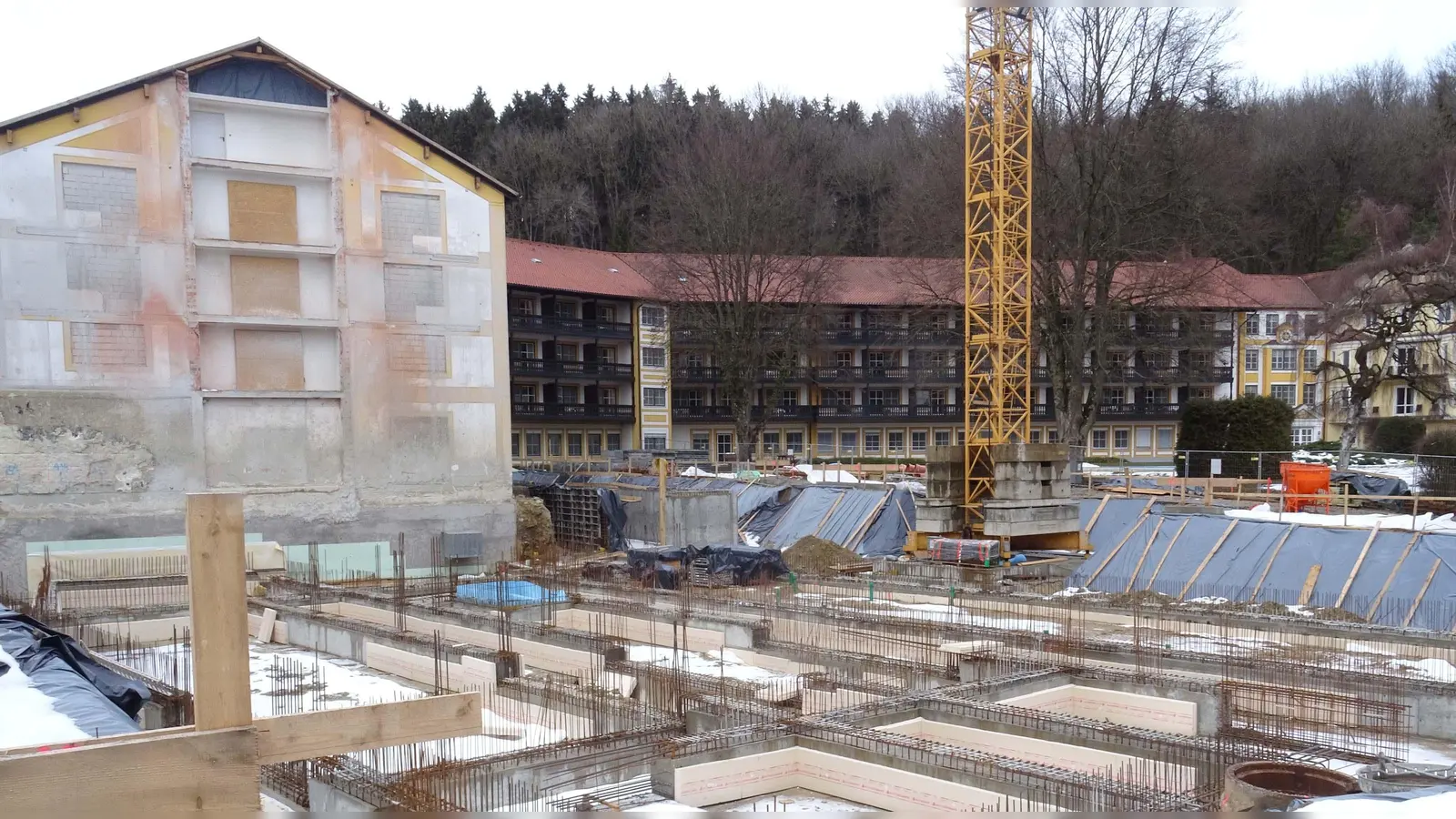 Eine Großbaustelle befindet sich derzeit bei der Klinik Wartenberg: Das Haus erhält 48 neue Zimmer, im Gegenzug sollen veraltete Zimmer allerdings stillgelegt werden. (Foto: kw)