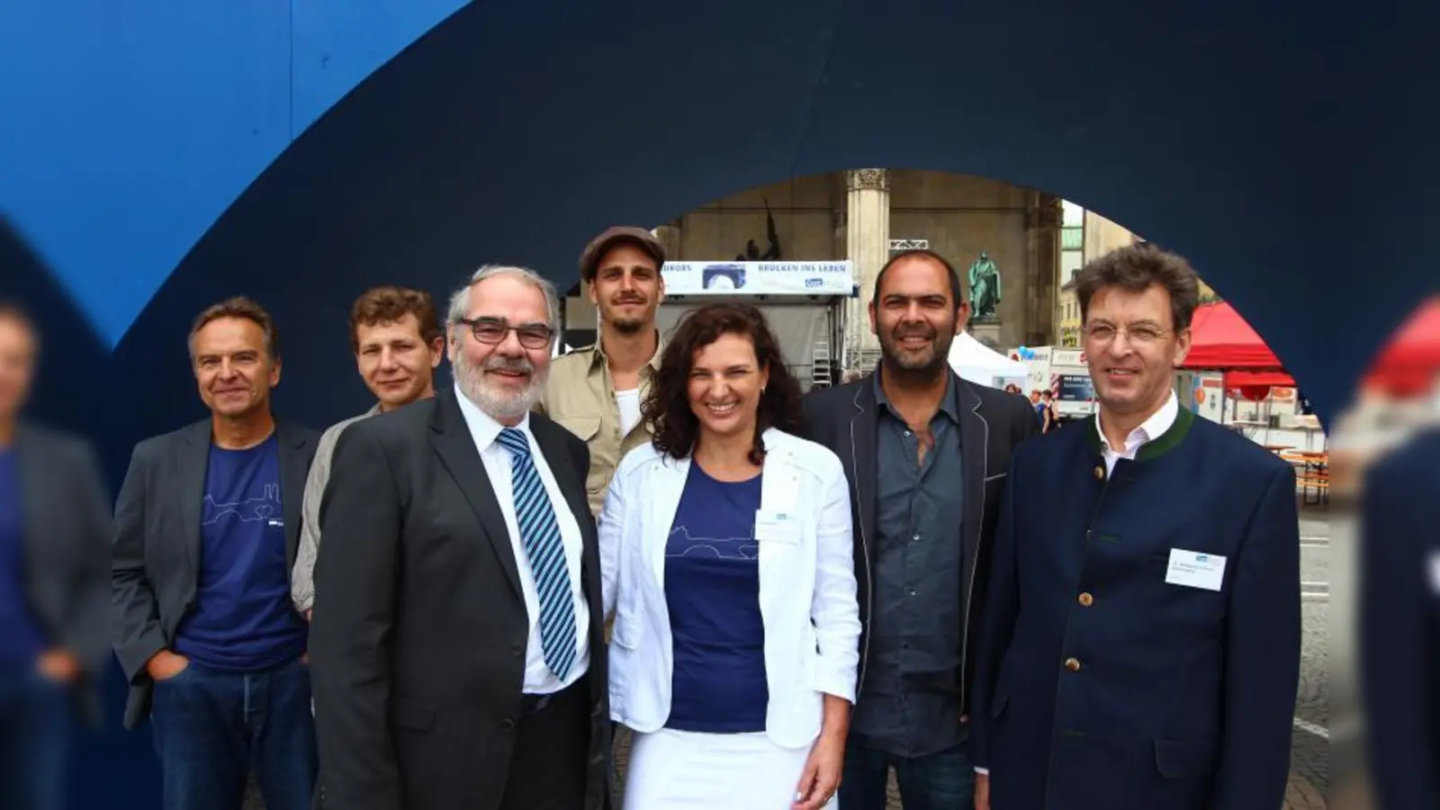 Feierten gemeinsam 40 Jahre Condrobs (v.l.): Uwe Steinbrenner, Einrichtungsleitung Condrobs Drogenberatung München, Klient Juri, Alexander Eberth, Aufsichtsratsvorsitzender und Gründungsmitglied Condrobs, Max von Thun, Schauspieler und Kommitee-Mitglied Condrobs 40-Jahr-Feier, Eva Egartner, Geschäftsführende Vorsitzende Condrobs, Hannes Ringlstetter, Kabarettist und Kommitee-Mitglied Condrobs 40-Jahr-Feier und Wolfgang Graf von Armansperg, Kommitee-Mitglied Condrobs 40-Jahr-Feier. (Foto: pi)