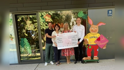 Riesig war die Freude über die großzügige Spende von CSU-Bezirkstagskandidat Max Straßer, mit der wieder vielen Kindern geholfen werden kann. V.l.: Hr. Priewasser, Fr. Hofmeir und Fr. Sturman vom Lichtblick mit Bezirkstagskandidat Max Straßer.  (Foto: Lichtblick Hasenbergl)