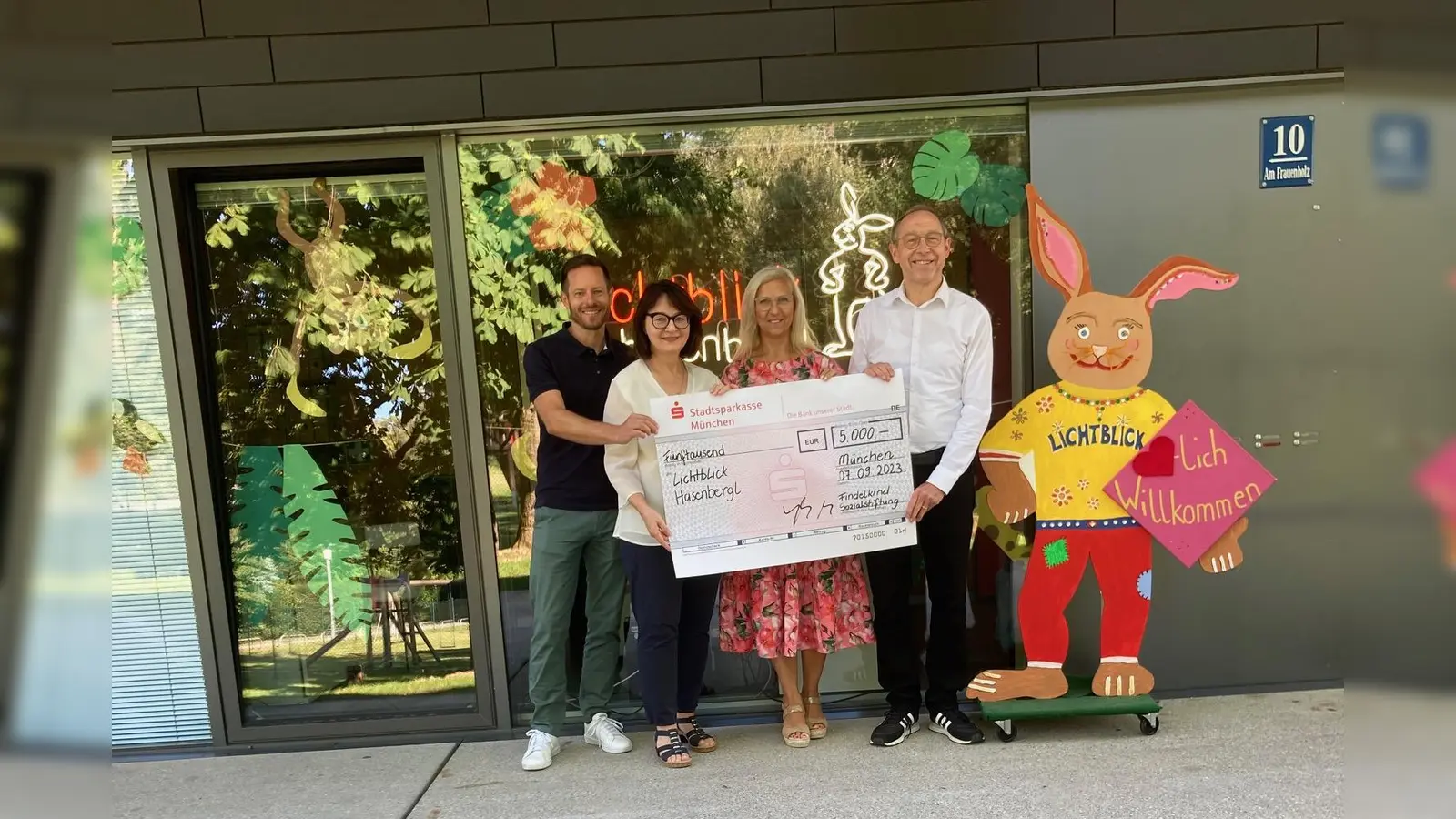 Riesig war die Freude über die großzügige Spende von CSU-Bezirkstagskandidat Max Straßer, mit der wieder vielen Kindern geholfen werden kann. V.l.: Hr. Priewasser, Fr. Hofmeir und Fr. Sturman vom Lichtblick mit Bezirkstagskandidat Max Straßer.  (Foto: Lichtblick Hasenbergl)