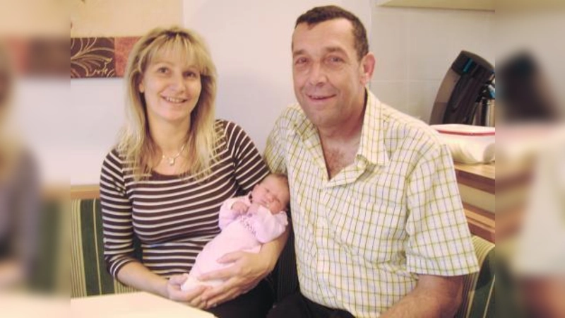 Stolze Eltern: Gabriela und Toni Hinkofer mit Anna Maria. (Foto: privat)