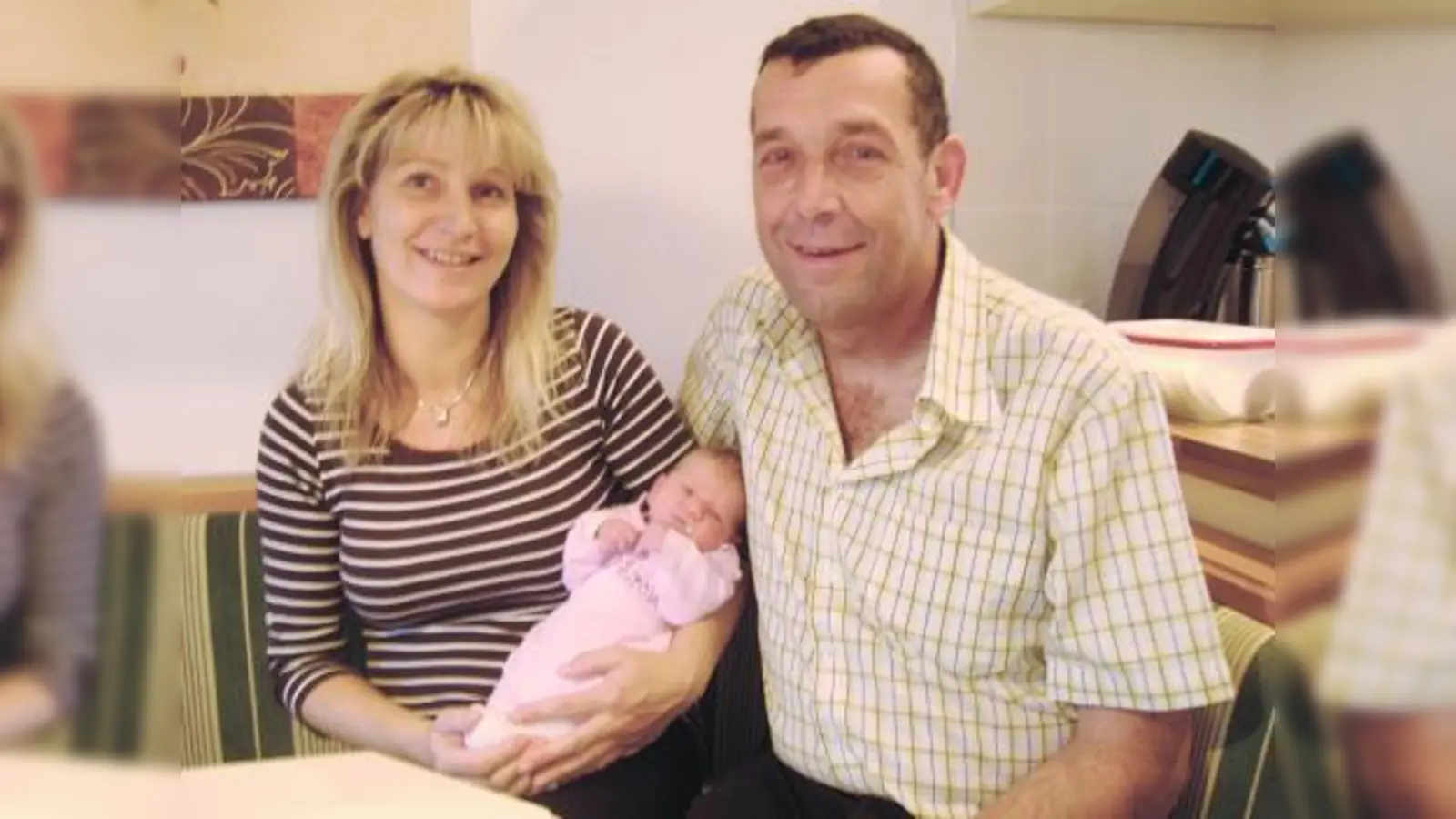 Stolze Eltern: Gabriela und Toni Hinkofer mit Anna Maria. (Foto: privat)