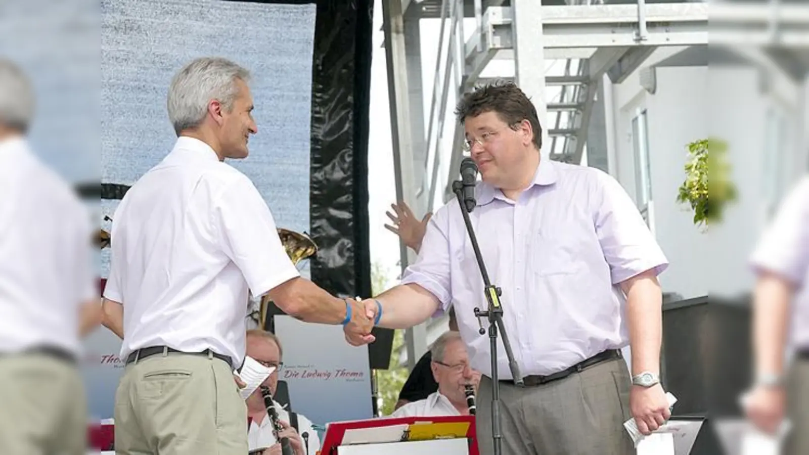 Auf gute Zusammenarbeit: Geschäftsführer Johannes Spatz (l.) und Bürgermeister Thomas Loderer.  	 (Foto: Matthias Frey / Panasonic)