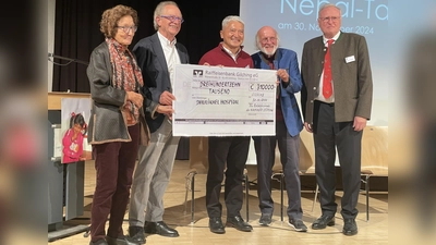 Freuen sich über 310.000 Euro. Die Vorstandsmitglieder der Stiftung mit dem Chef des Dhulikhel-Krankenhauses, Ram Shresta (Mitte). <br><br> (Foto: pst)