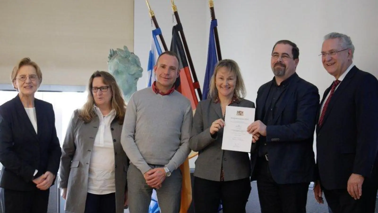 Anerkennung für ihr Projekt erhielten Monika Zanner (3.v.r.), Vaceslav Bairaktar-Link (2.v.r.) und Torsten Sowa (3.v.l., alle H-TEAM e.V.) von Staatsminister Joachim Herrmann (r.), Regierungspräsidentin Maria Els und Stadträtin Alexandra Gaßmann. (Foto: Clara Apfelpflücker/ H-TEAM e.V.)