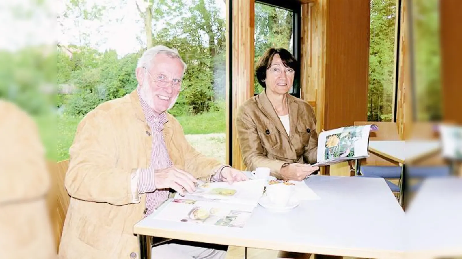 Die Dritte Bürgermeisterin Brigitte Thoma machte es sich mit ihrem Mann Dr. Thoma im Lesecafé gemütlich.	 (Foto: Privat)