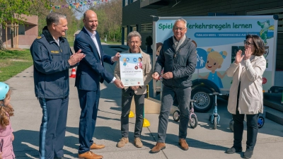 Bei der Übergabe des Tabaluga-Mobils (von links): Polizeipräsident Thomas Hampel, Stefan Karlhuber (Vorsitzender Verkehrswacht München, Peter Maffay, Franz-Werner Drees (Vorsitzender TEILEn) und Johanna Hofmair (Leiterin Lichtblick Hasenbergl). (Foto: Polizeipräsidium München)