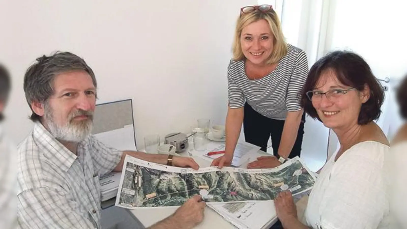 Doris Rauscher (Mitte) diskutierte in Ebersberg mit Susanne Höpler aus Kirchseeon (rechts) und Peter Pernsteiner aus  Zorneding (links) über den künftig vom Brennerbasistunnel zu erwartenden Bahnlärm. 	 (Foto: Bürgerbüro Doris Rauscher)