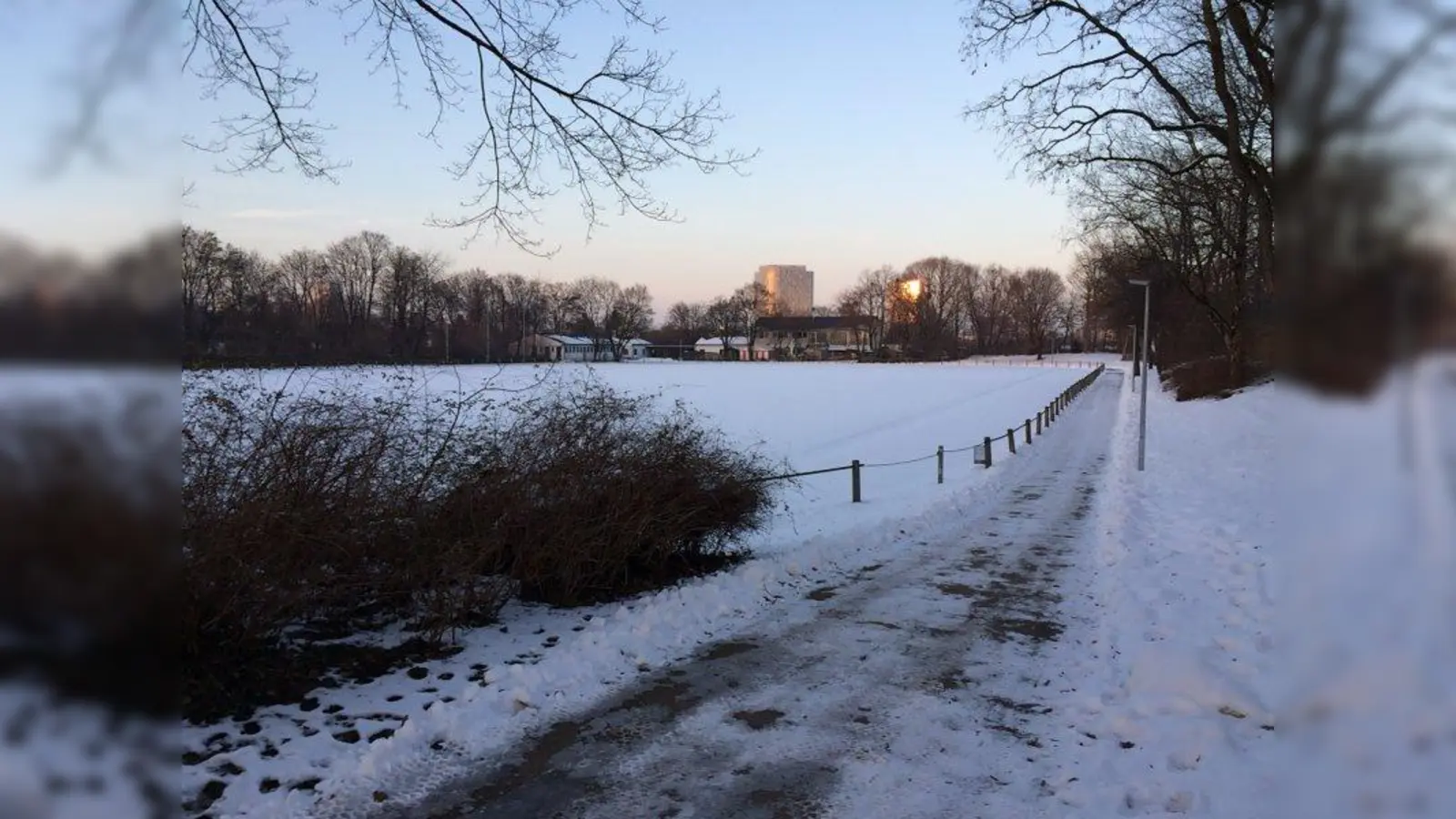 Noch liegt eine dichte Schneedecke auf dem Fußballrasen des BSC Sendling. (Foto: Erkan Elden)