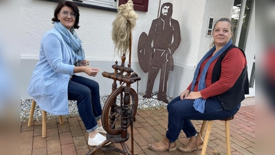 Sylvia Oertel „spinnt” den Schicksalsfaden, den Annette Reindel mit einer Ton- Videoinstallation an der Museumswand aufgreift.  (Foto: pst)