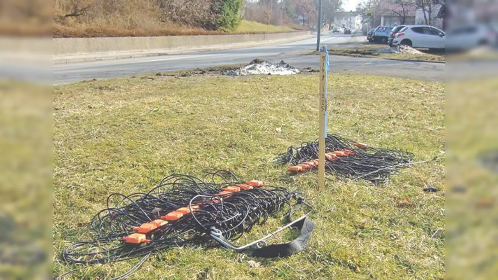 Überall im Gemeindegebiet werden Kabel und Geophone für Schwingungsmessungen verlegt.   (Foto: aba)